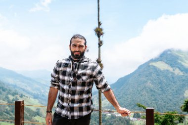 Latin gezgin, Kolombiya 'daki Cocora Vadisi' ni bildiğime sevindim. Fotoğraf, seyahat ve gezi..