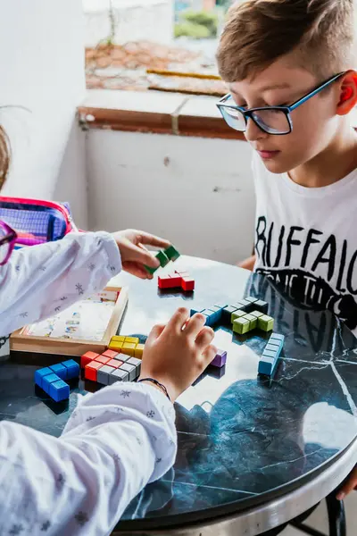 Gözlüklü Latin çocuklar, evde ders çalışıyorlar ve ödev yapıyorlar. Okula dönelim. Çocukluk. Öğrenme ve beceriler.