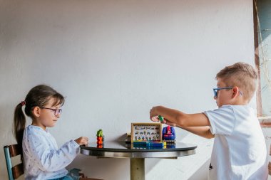 Gözlüklü Latin çocuklar, evde ders çalışıyorlar ve ödev yapıyorlar. Okula dönelim. Çocukluk. Öğrenme ve beceriler