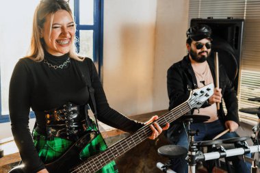Grubun provası evde. Elektrikli davullar, mikrofon, bas ve gitar. Uluslararası müzik günü.
