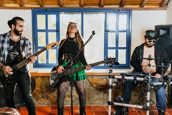 Grubun provası evde. Elektrikli davullar, mikrofon, bas ve gitar. Uluslararası müzik günü.