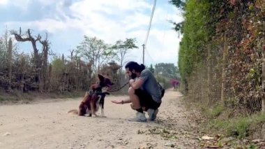 Sınırdaki köpeğiyle spor yapan yetişkin bir adamın videosu.. 