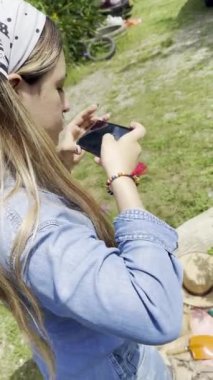 Baharda bahçeye ekilen Latin kadın videosu, bahçe aletleri..