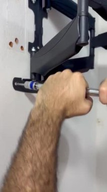 Evde TV üssü kuran adamın videosu