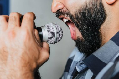 Elektro gitar çalan erkek şarkıcı. Grubun provası evde. Uluslararası müzik günü.