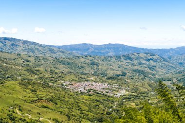 Kolombiya köylerinin manzaraları. Antioquia. Dağlar, gökyüzü ve yollar. Seyahat.