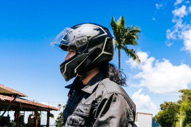 Kaskını takmış, Kolombiya 'da motosikletle seyahat eden bir adam. Seyahat ve deneyimler.