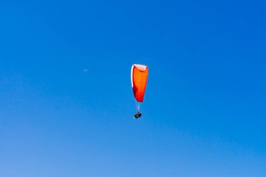 Gökyüzü manzarası. Paraşütle atlayan kişi, boş zaman aktivitesi. Seyahat ve manzara.