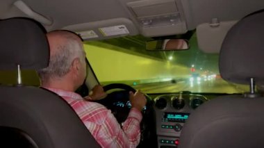 Latin baba, Kolombiya kasabalarını ziyaret etmek için eşlikçi ailesiyle araba kullanıyor. Mutlu ve gülümseyen insanlar. Seyahat.