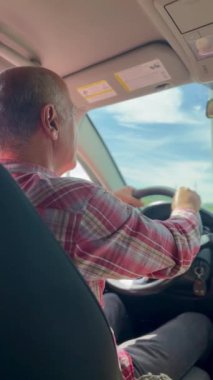 Latin baba, Kolombiya kasabalarını ziyaret etmek için eşlikçi ailesiyle araba kullanıyor. Mutlu ve gülümseyen insanlar. Seyahat.