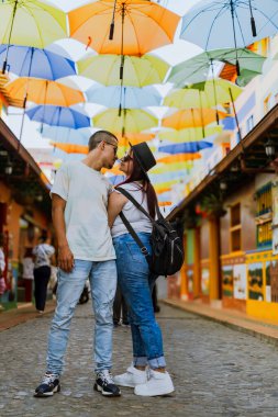 Mutlu çift gülümsüyor. Kolombiya 'da seyahat eden Latinler.