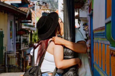 Mutlu çift öpüşmeleri. Kolombiya 'da seyahat eden Latinler.