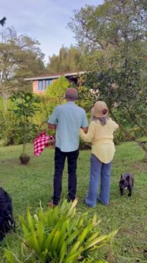 Evli çift piknik gününü paylaşıyor. İnsanlar gülümsüyor. Ağaçlar ve doğa. Mutlu Latinler.