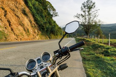 Motosiklet yola park edilmiş, kırsal alan ve doğa. Seyahat ve deneyimler.