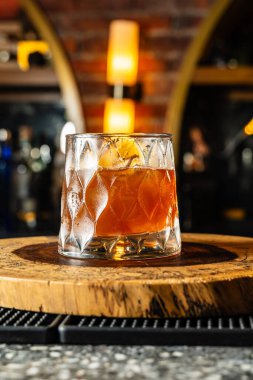 Kolombiya 'nın lüks barında nefis eski moda. Viskiden yapılmış kokteyl..