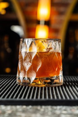 Kolombiya 'nın lüks barında nefis eski moda. Viskiden yapılmış kokteyl..