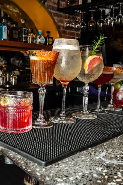 Lüks bir barda çeşitli ferahlatıcı, zarif ve tropikal kokteyller. Farklı likör tekila, cin, votka ve viski..