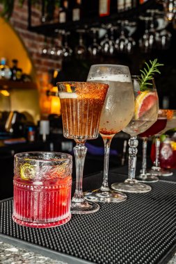 Lüks bir barda çeşitli ferahlatıcı, zarif ve tropikal kokteyller. Farklı likör tekila, cin, votka ve viski..