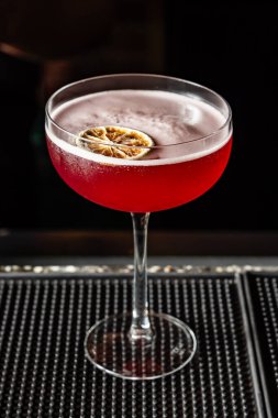 Kolombiya 'da lüks bir barda rom ile yapılan zarif koyu kırmızı kokteyl..