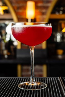 Kolombiya 'da lüks bir barda rom ile yapılan zarif koyu kırmızı kokteyl..