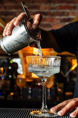 Barmen bardakta baharatlı margarita kokteyli servis ediyor. Bar ve deneyimler.