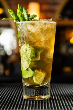 Kolombiya 'da lüks bir barda rom ve naneli mojito kokteyli..