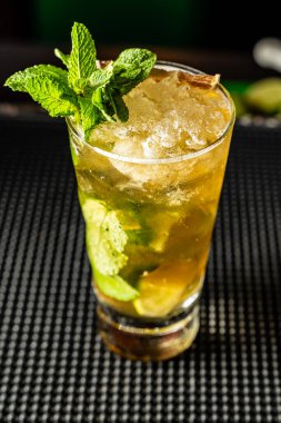 Kolombiya 'da lüks bir barda rom ve naneli mojito kokteyli..