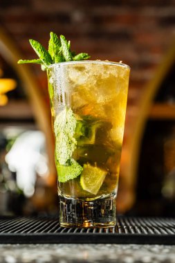 Kolombiya 'da lüks bir barda rom ve naneli mojito kokteyli..