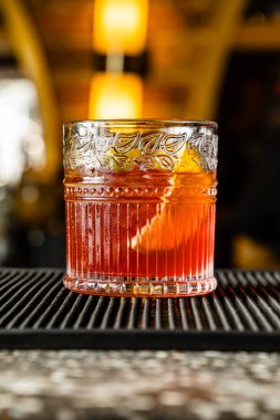 Kolombiya 'da lüks bir barda nefis ve nefis bir negroni kokteyli..