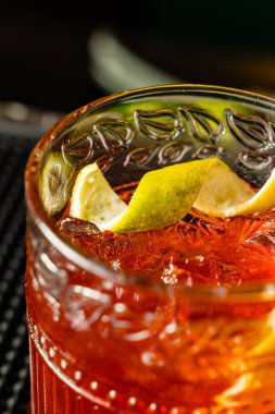 Kolombiya 'da lüks bir barda nefis ve nefis bir negroni kokteyli..