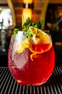 Kolombiya 'nın lüks barında tropikal kokteylleri tazeliyorum. Kokteyller ve deneyimler.