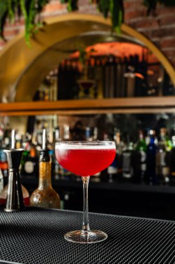 Kolombiya 'da lüks bir barda rom ile yapılan zarif koyu kırmızı kokteyl..