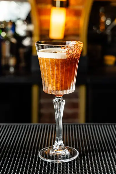 Mezcal ve baharatlı kokteyl. Lüks bir barda mükemmel bir Meksika kokteyli..