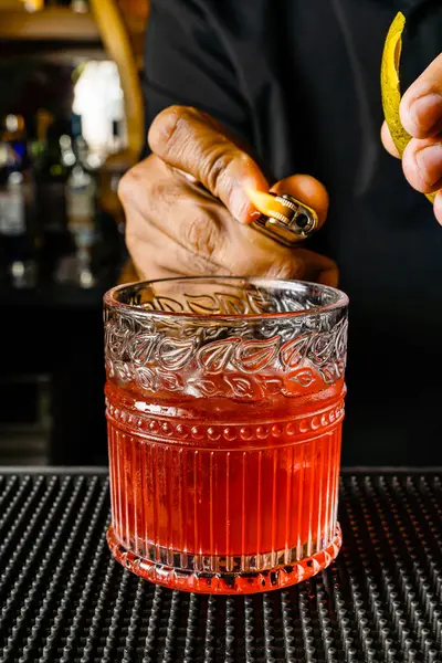 Kolombiya 'da lüks bir barda nefis ve nefis bir negroni kokteyli..