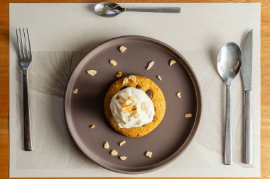 Fındıklı kurabiye, vanilyalı dondurma ve tahtadan bir masada kahverengi tabakta fındık. Lüks otel restoranı..