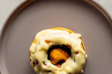 Süngerimsi ve tatlı beyaz soslu nefis tarçınlı rulo. Zarif otel restoranı, gastronomi ve tatlılar..