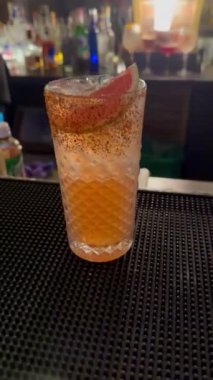 Tekila ve baharatlı nefis paloma kokteyli. Lüks bir barda ferahlatıcı bir kokteyl..