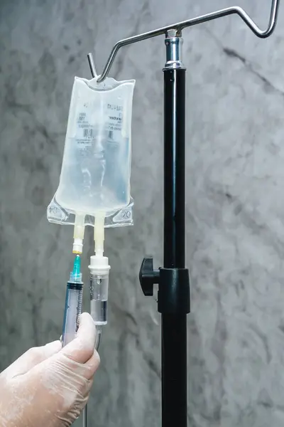 Serum terapisi, sağlık ve ilaç aletleri. Evde hemşire var..