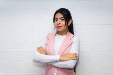 Esmer iş kadını beyaz arka planda kameraya bakıyor. Girişimci ve güçlü bir kadın..