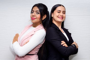 Beyaz arka planda kameraya bakan girişimci kadınlar. İş ve finans. Kadın gücü..