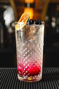 Canlı renklerle enfes taze ve tatlı bir kokteyl, lüks bir barda ferahlatıcı bir kokteyl..