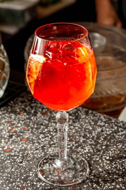 Nefis aperol spreyli kokteyl köpüklü şarap ve köpüklü su, lüks bir barda ferahlatıcı bir kokteyl..