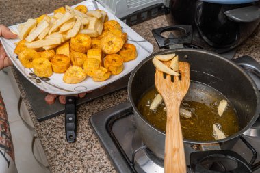 Patates kızartması ve muz, Kolombiya yemek hazırlığı. Yapması kolay. Evde..