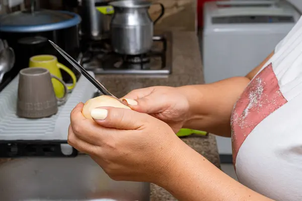 Mutfakta patates soyan bir kadının elleri. Latin anne ailesi için yemek yapıyor. Yemek yapmak kolay..