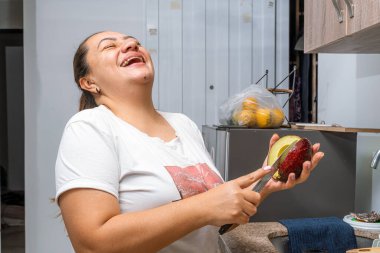 Kolombiyalı Latin anne ailesine sevgiyle yemek pişiriyor. Kolombiya yemeği ve kültürü. Mutlu ev kadını.