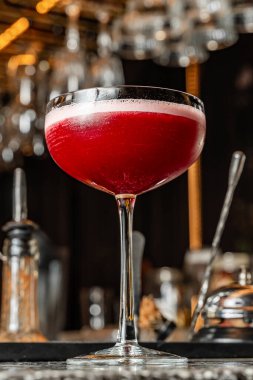 Kolombiya 'da lüks bir barda rom ile yapılan zarif koyu kırmızı kokteyl..