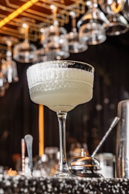 Mezcal ve baharatlı kokteyl. Lüks bir barda mükemmel bir Meksika kokteyli..