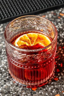 Kolombiya 'da lüks bir barda nefis ve nefis bir negroni kokteyli..