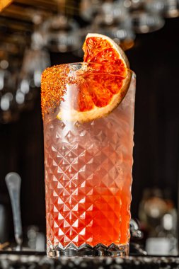 Tekila ve baharatlı nefis paloma kokteyli. Lüks bir barda ferahlatıcı bir kokteyl..