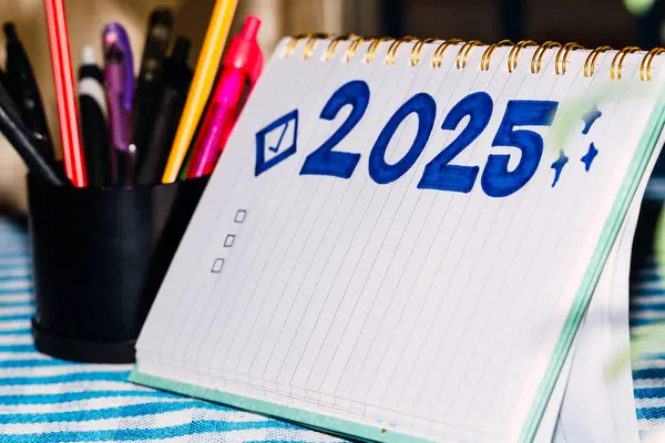 Yeni yıl kararları, 2025, yeni hedefler ve hedefler. Yeni yıl için kontrol listesi, gözlükler ve kalemler. Kopyalanacak alan.